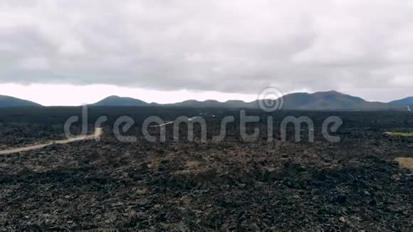 泰曼法亚公园附近的沙漠火山景观视频的预览图