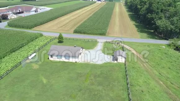 阿米什农场和阿米什一室校舍的鸟瞰图视频的预览图
