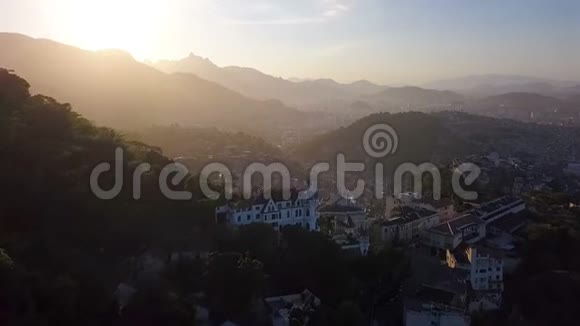 巴西里约热内卢市的空中录像小山上可怜的贫民窟房子的狭窄街道美丽美丽视频的预览图