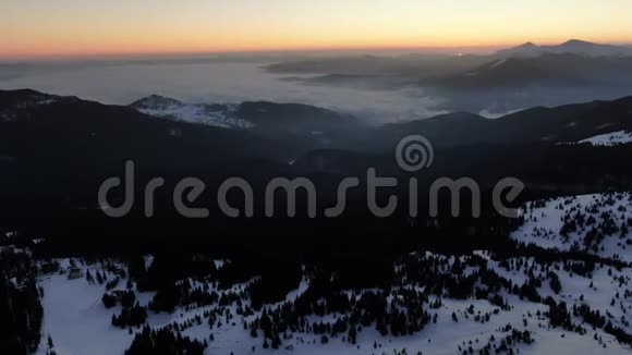 令人惊叹的山上日落美景五彩缤纷的天空和低矮的云层4k视频的预览图