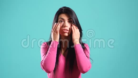 一个年轻女孩摸她脸的肖像视频的预览图