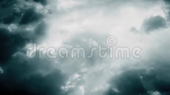 在风暴云中飞翔闪电般的闪电视频的预览图