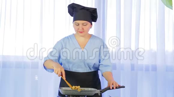 女人在锅里炒菜和鸡肉视频的预览图