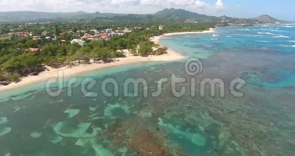 鸟瞰异国的岛屿和美丽的海浪纯净的水和绿色的珊瑚礁旅游地点视频的预览图