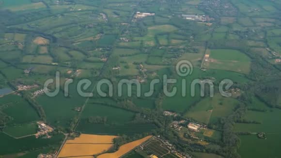 英国乡村太阳能电池板农场参观伦敦盖特威克机场英格兰南部视频的预览图