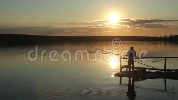 日落时分渔民的剪影视频的预览图