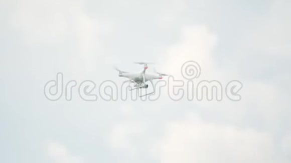 无人驾驶无人机带有摄像头的四架侦察机降落在天空和绿色背景下视频的预览图