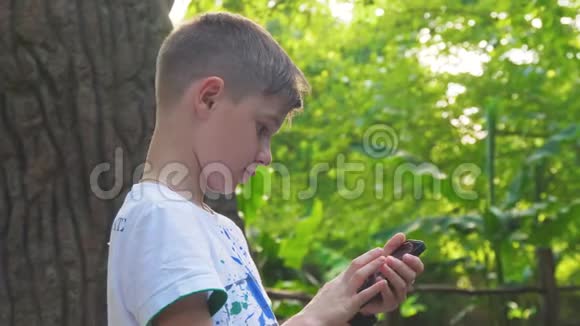男孩用智能手机写短信视频的预览图