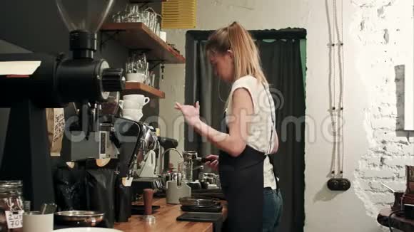 咖啡师专业的咖啡冲泡吧视频的预览图