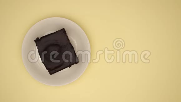 在黄色背景下吃巧克力蛋糕和咖啡停止运动视频的预览图