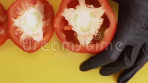 厨师用黑色手套切保加利亚胡椒视频的预览图