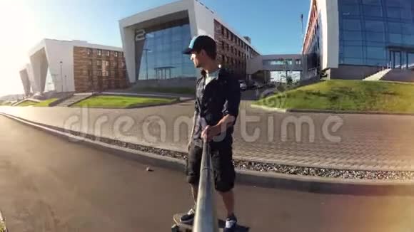日落时分一个人在城市里骑滑板视频的预览图