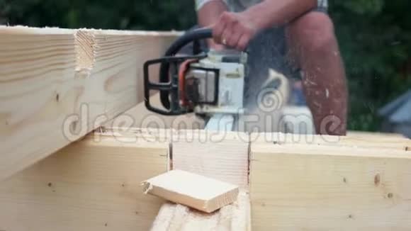 木匠用圆锯切割木材视频的预览图