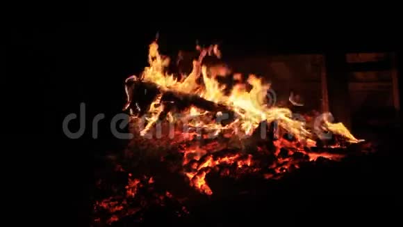 没有声音十五秒在派对结束时点燃了燃烧的野餐长凳视频的预览图