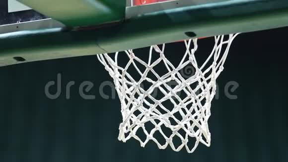 一场篮球比赛把球扔进篮球圈球正好击中目标视频的预览图