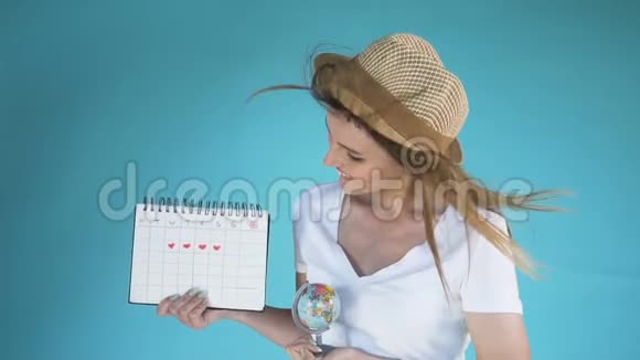有地球仪和日历的年轻女人视频的预览图