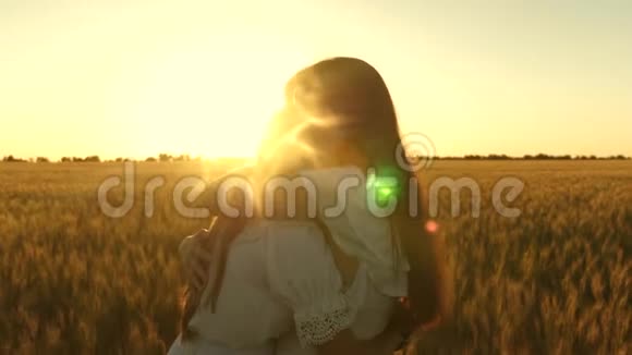 妈妈在美丽的日落背景下轻轻地拥抱女儿幸福的家庭观念已成年的女儿抱着她视频的预览图