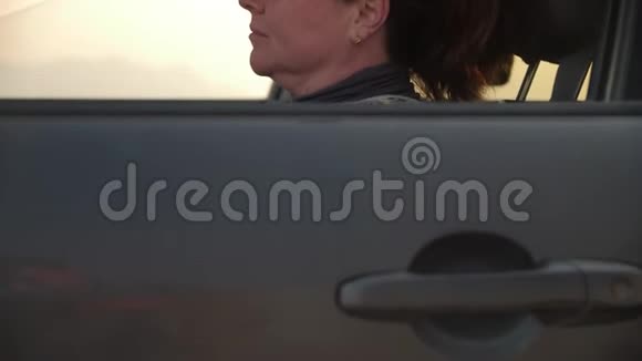 在山景背景下开车的女人视频的预览图