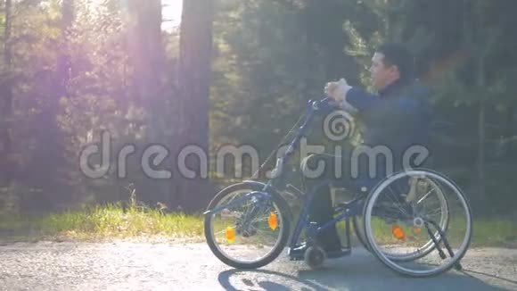 运动训练轮椅的截瘫男子旋转手柄的侧视图视频的预览图