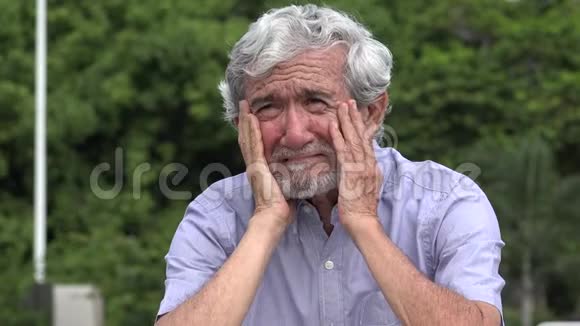 哭泣的西班牙老人视频的预览图