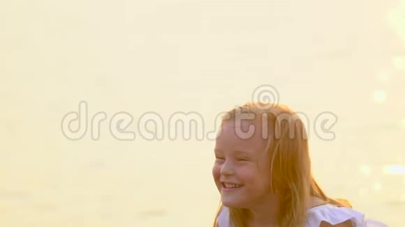 小可爱的女孩在户外玩水的孩子快乐的孩子快乐的孩子在水中玩耍暑假假期视频的预览图