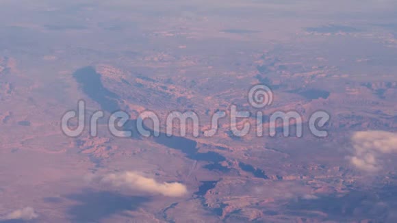 从商业航班窗口俯瞰亚利桑那州和犹他州峡谷地带视频的预览图