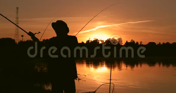 日落背景下渔夫的剪影视频的预览图