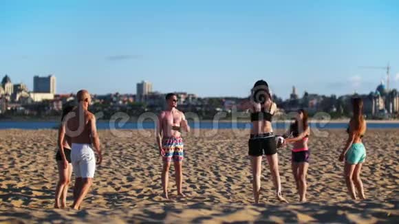 一群朋友玩沙滩排球视频的预览图