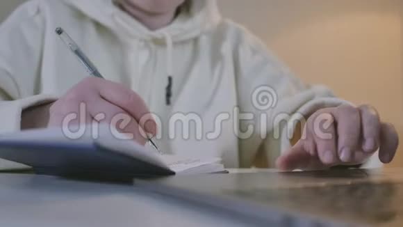 特写女性坐桌笔记本女性手键盘笔记本电脑使用短信指向网络设备工作信息螺柱视频的预览图
