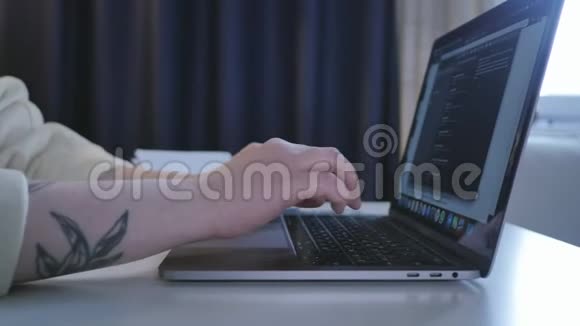特写女性手在笔记本电脑上打短信年轻女学生坐着吗使用便携式电脑慢动作视频的预览图