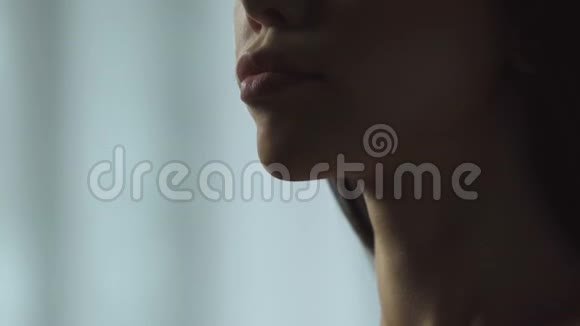 女孩在她性感的脖子上喷香水享受着细腻的气味性的吸引力视频的预览图