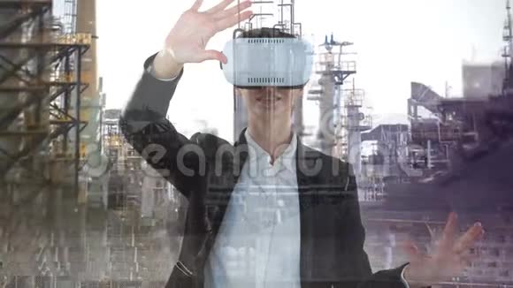 女人用VR对抗建筑工地视频的预览图
