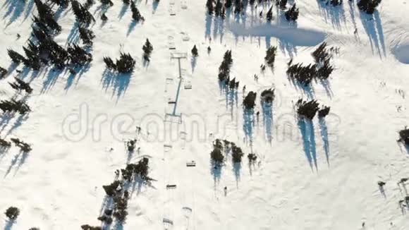 在布莱克科姆山峰上的一架滑雪缆车的头顶上视频的预览图