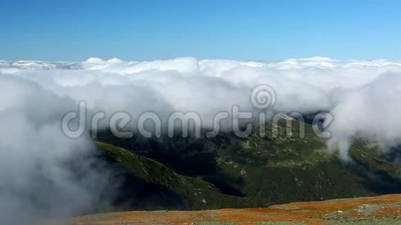 华盛顿山峰耸立在厚厚的一层蓬松的云层之上视频的预览图