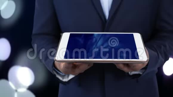 商人手持平板电脑屏幕上有蓝色设计动画视频的预览图
