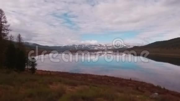 山湖的空中景色美丽的云彩反射在水面上视频的预览图