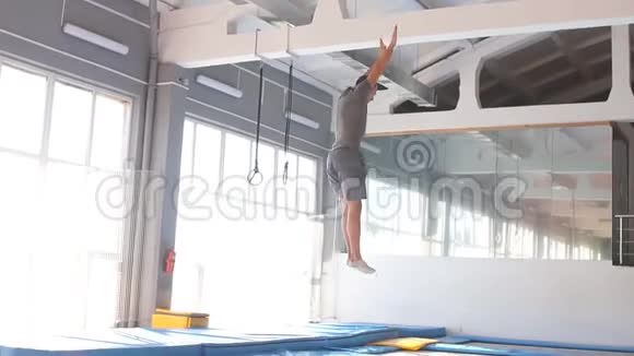 健身男子跳上小蹦床视频的预览图