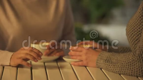 最好的女性朋友在一起喝热咖啡回忆愉快视频的预览图