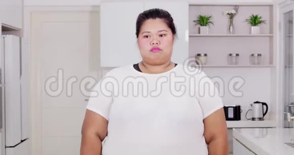 困惑的肥胖妇女选择比萨饼或沙拉视频的预览图