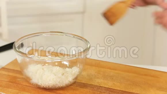 把煮好的米饭放进玻璃碗里视频的预览图