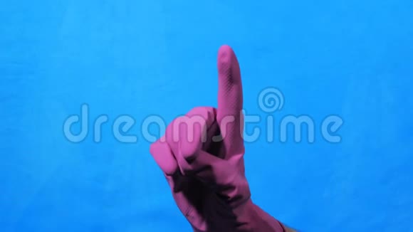 手与紫色橡胶手套向上指向蓝色背景视频的预览图