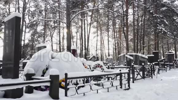 白雪公主基督教或东正教墓葬墓地或墓地有葬礼花圈冬季在森林里视频的预览图
