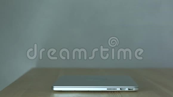 男人的手打开笔记本电脑浏览互联网特写镜头慢动作视频的预览图