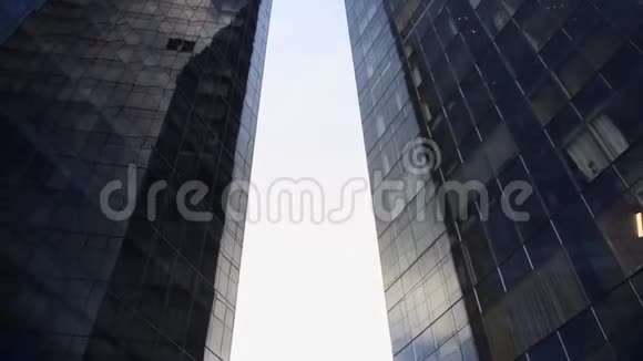 从下面可以看到金融区的现代摩天大楼视频的预览图