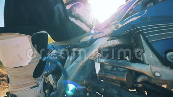 摩托车手推着摩托车的刹车杆视频的预览图
