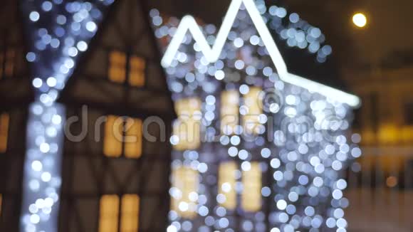 美丽的圣诞装饰在城市的街道上超出了焦点他们用发光花环装饰视频的预览图