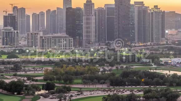 阿联酋迪拜朱美拉湖摩天大楼和高尔夫球场日夜兼程视频的预览图