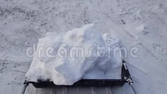 用大铲铲雪的短片美丽的冬季背景视频的预览图