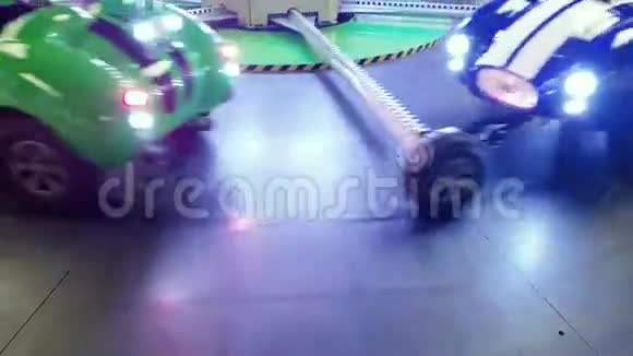 在游乐园里用玩具车旋转儿童旋转木马的4k镜头视频的预览图