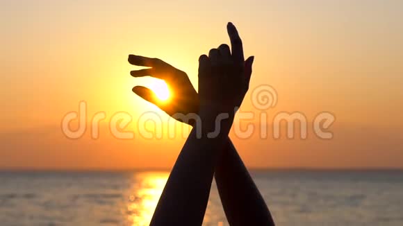 一个女孩在海面上跳舞在日出时在户外的海滩上跳舞视频的预览图